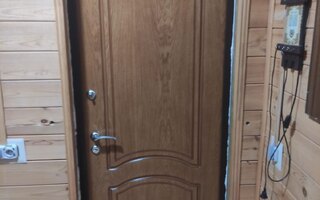 входная дверь для деревянного дома с отделкой из МДФ в тон внутренней отделки
