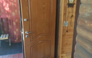 входная дверь из металла для деревянного дома