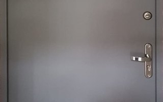 входная дверь для загородного дома из бруса с одним замком и доводчиком