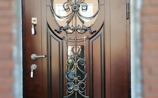 дверь из металла по ГОСТу для загородного кирпичного дома с ковкой и стеклом - общий вид