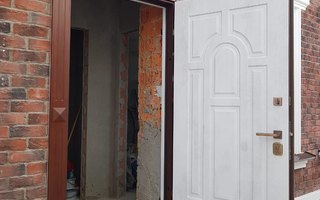 металлическая дверь в загородный дом в открытом виде