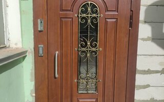 входная стальная дверь с домофоном и ковкой