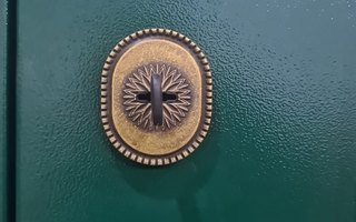 сейфовый замок с декоративной броненакладкой
