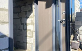 дверь из стали с терморазрывом и зеркальным стеклом
