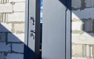входная дверь с терморазрывом и зеркалом