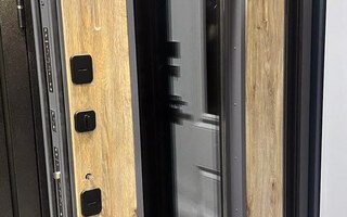 внутренняя сторона дверь с терморазрывом и зеркальным стеклопакетом