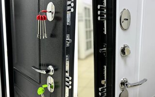 два замка и поворотная ночная задвижка для двери с терморазрывом