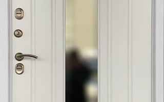 стальная дверь с тремя контурами уплотнения, модель ДВТРК-1 со стеклопакетом и ковкой