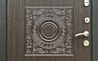 стальная дверь с тремя контурами уплотнения, модель ДВТРК-24 с глазком и отделкой винорит