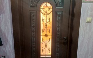 модель ДКТЖ-61 в коттедж - входная дверь с отделкой МДФ шпон и кованой решеткой