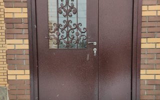 входная двухстворчатая дверь в подъезд, модель ДПДЗ-44 со стеклом и ковкой