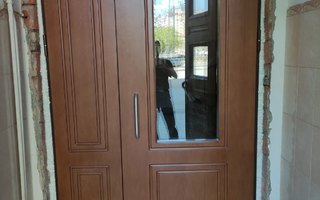 металлическая дверь в подъезд, модель ДПДЗ-48 со стеклопакетом и доводчиком
