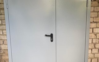 дверь двустворчатая для подъезда с нитроэмалевой краской в качестве отделки