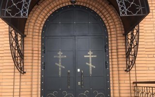 железная дверь в храм