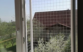 решетка металлическая антикошка белого цвета