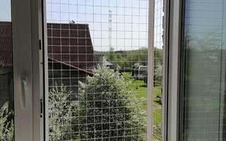 белая решетка антикошка с местом для выгула домашних животных
