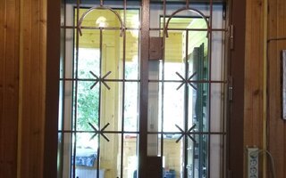 сварная решетка для окна дачного дома