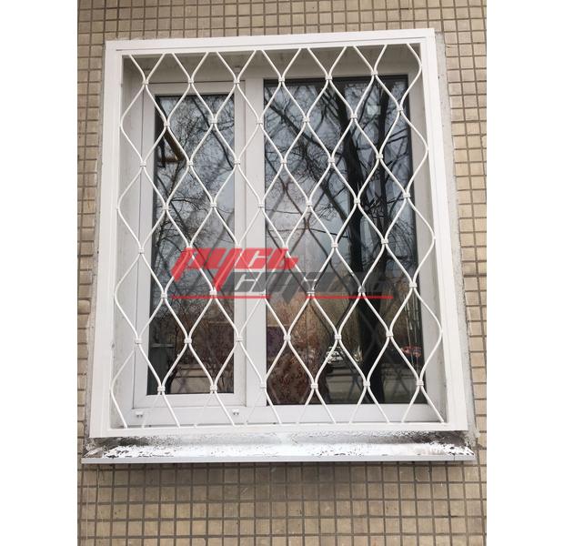 прямая оконная решетка белого цвета