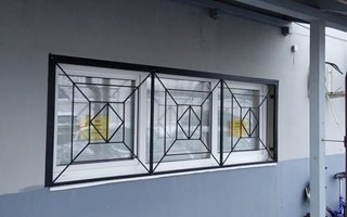 не распашная стальная оконная решетка для трехстворчатого окна
