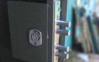  сувальдный замок в гаражных ворота с калиткой, модель ВГМ - 36