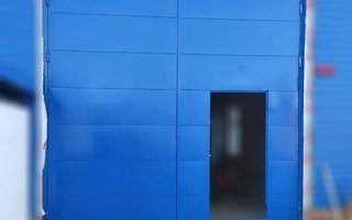 металлические ворота с калиткой для ангара, окрас нитроэмаль, модель ВГМ - 37, внешний вид с открытой калиткой